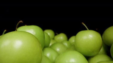 Macro Dolly, Siyah Arkaplanda Yeşil Erik Yığını.