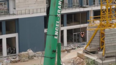 Türkiye, Antalya - 18 Mayıs 2024: ENGEL KRANES 'ten Mobil Crane GMK5250XL-1 Sarı Turna' ya Erişmek İçin Patlamasını Uzattı.