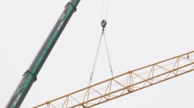 Türkiye, Antalya - 18 Mayıs 2024: Turnanın Yüksekten Yükselen Turnayı Taşımak İçin, Ağır Turna Kamyonu GMK5250XL-1 'i ENGEL KRANES' ten Sökmeye Hazırlanıyor.
