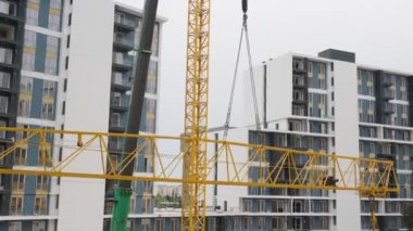 Türkiye, Antalya - 18 Mayıs 2024: ENGEL KRANES 'ten bir Crane Yüksek Binalı İnşaat Alanında Yüksek Katlı Turnanın Patlamasını İndirdi.