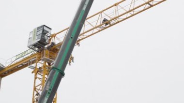 Türkiye, Antalya - 18 Mayıs 2024: The Company ENGEL CRANES, GMK5250XL-1 Crane Truck 'ı kullanarak, Taşımacılık İçin Sabit Turna' yı söktü.
