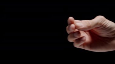 Bir adamın eli parmaklarını şıklatıyor, ya garson çağırmak için ya da müzikal bir melodiyle ritmi tutturmak için..