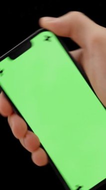 Akıllı bir telefonda Chromakey Mockup 'ı olan Bir Erkek El Dikeyden Yatay Yönünü Değiştiriyor.