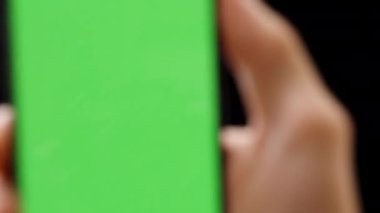 Çerçeveyi Kromakey Yeşil Ekran Dolduran Akıllı Telefon, Telefonu Yavaşça Uzaklaşan El. Yakın plan.