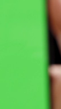 Çerçeveyi Kromakey Yeşil Ekran Dolduran Akıllı Telefon, Telefonu Yavaşça Uzaklaşan El. Yakın plan.
