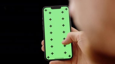 Yeşil Ekran Mokiklemesi ve İzleme İzleri ile Akıllı Telefonu Silerken Kafasını Sallayan Bir Adam.
