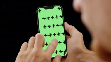 İzleme İşaretli Akıllı Telefonun Yeşil Ekranında Zoom Jesti. Smartphone 'da Bir Şey İnceleyen Bir Adam.