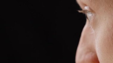 Şaşırmış bir adamın yakın çekimi, endişeye kapılmış gözler, parlak bir şeye bakarken başını sallıyor..