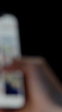 Dikey video. Sosyal medyada o kadar hızlı ilerleyen bir adam ki terleyerek yüzünden süzülüyor ve bunu da eliyle, internet bağımlılığıyla siliyor..