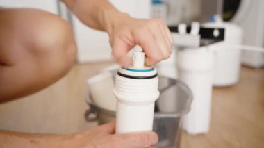 Tersine Osmosis Arındırma İçin Mavi Membrane Su Süzgecini Çıkaran Kadın.