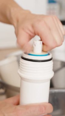 Tersine Osmosis Arındırma İçin Mavi Membrane Su Süzgecini Çıkaran Kadın.