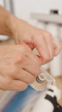 Yeni Membrane Su Süzgecini, Çıplak Ellerle Dokunmadan Dikkatlice Aç ve Şişeye Sok. Ev Tersine Osmosis Su Süzgeci.