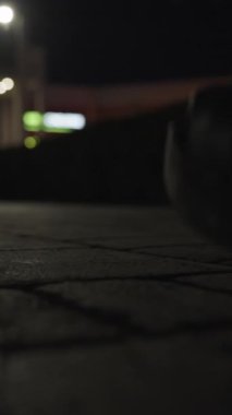 Yüksek Topuklularla Gece Şehrinde Yürüyen Etekli Bir Kadının Bacakları Altından Görüntü.