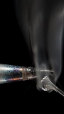 Dikey video. Aşırı ısınmış Demir Uç Solder, Yanık ve Eriyen Teneke 'yi Top Yapamıyor. Araç Hasarı Makro Kavramı.