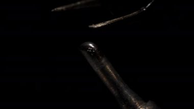 Aşırıya kaçan lehimleme demiri eritilmiş teneke tabanca, yakın çekim.