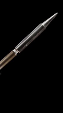 Dikey video. Elektronik lehimleme için Demir Uyum Değiştirme İpucunu birleştiren adam. Siyah üzerine izole edilmiş.