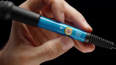 Mavi Lehim Demir Altmış Watt ve İki Yüz Yirmi Volt İnsanın Ellerinde, Güç Ayarlanıyor.