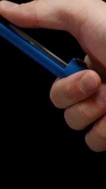 Dikey video. Devre Tahtasından Erimiş Tin 'i Kaldırmak için Elektronik Teknisyen Aracı.