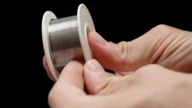 Lehim Demir İçin Teneke Silimli Küçük Bobin, Kablo Açıcı Adam.