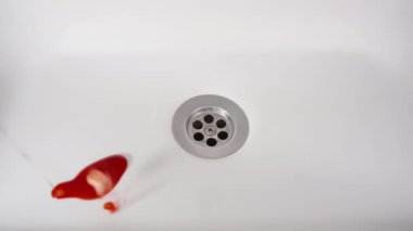 Kan lavaboya akıyor, ardından bir diş, sıçrayan ve sıçrayan kan. Yavaş Hareket.