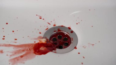 Kan Tükürüğü Ağızdan Bataklığa Düşen Diş, Yakın Çekim, Yavaş Hareket.