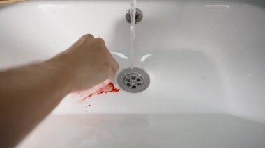 Adamın Eli Düşen Dişi Lavabodan Aldı ve Kanı Siler, Yavaş Hareket.