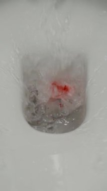 Dikey video. Kanlı Havlu Tuvalette Kızartıldı, Hastalık Kavramı. Yavaş Hareket.