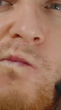 Dikey video. Aynanın Önünde Tıraş Edici Saçlı Genç Adam.