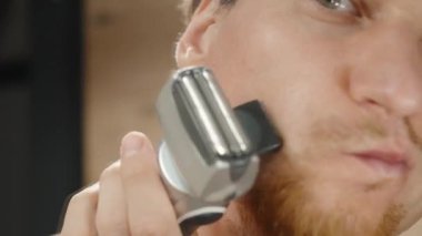 Ayna Önünde Elektrikli Usturayla Traş Olan Genç Adam 'ın Sürati.