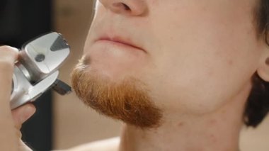 Aynanın Önünde Kızıl Sakal Kesen Adam, Yerlere Düşen Saç. Yavaş Hareket.