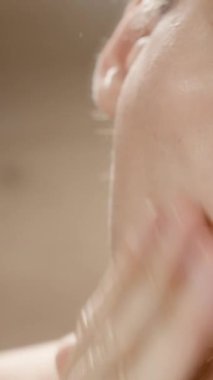 Dikey video. Saçlarını fırçalamak ve Tıraş Kalan Sakal Tıraşı, Yakın Çekim.