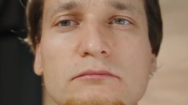 Zaman aşımı, Ayna 'nın Önünde Sabah Genç Adam, Yıkanan Yüz ve hayranlık duyan, Açık Cilt Bakımı.