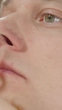 Dikey video. Banyodaki Sakallı Adam 'ın Zaman Süreleri Yansıması Burun Kıllarını Makasla Kesiyor.