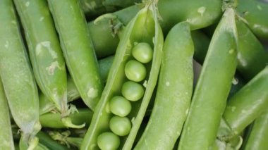 Yeşil bezelyeli Bezelye Kabuğu açıldı, üst görünüm yakın çekim. Bezelye yığını.