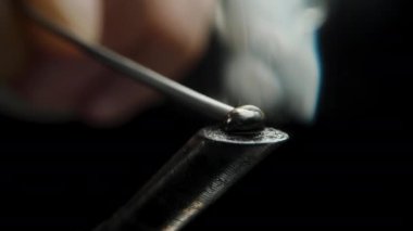 Duman ve Spermler Isıtmalı Demir Makro 'da Eridikçe Yavaş Çekimde Farklı Yönlere Uçuyor.