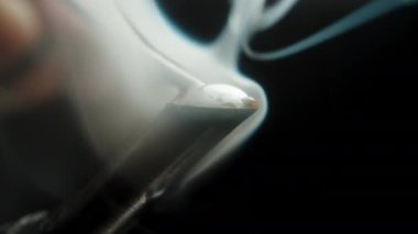 Solder için reçineyle kaplanmış, Yavaş Çekimde Duman ve Su Sıçratan Isıtmalı Demir Uç, Makro.