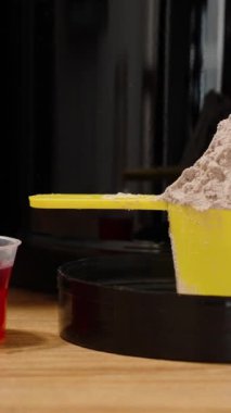 Dikey video. İçinde spor malzemeleri olan siyah kavanozlar. Etkinlik İçin Hazırlık Yemeği.