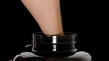 Protein Tozu Kaşığını Ölçen Bir Adam Tarafından Bir Titreştiriciye Dökülüyor, Siyah Arkaplanda İzole Edildi.