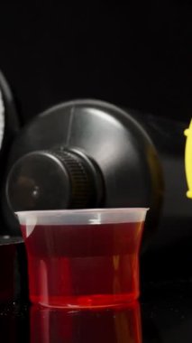 Dikey video. Kas Gelişimi Titreşimini Hazırlamak İçin Spor İlaveleri Konulu Siyah Masa. Kaydırıcı Yakın Çekim.