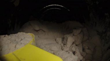 Bir kavanoz Protein tozundan Ölçme Kaşığı almak, Kas Kütlesi Toplama Spor Konsepti. Dolly Kaydırıcı, Yakın plan.