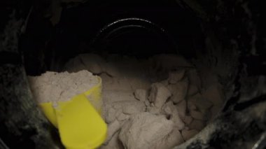 Erkek El, bir kaşık dolusu Protein tozu alıyor, Yavaş Hareket. Makro Kaydırıcı.
