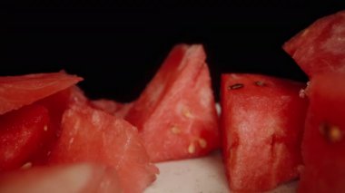 Çatalda bir parça kırmızı karpuz eti şişlemek. Dolly Kaydırıcı, Yakın plan.