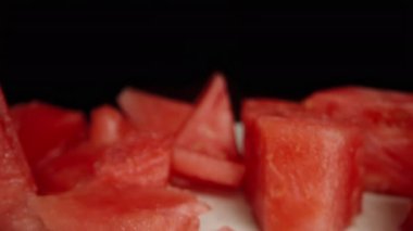 Çatallı bir tabakta karpuz eti yemek. Ağır çekim, Dolly..