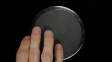 Dolly, sporcular için beyaz kreatin tozu dolu bir konteynıra yaklaş ve bir kaşık dolusu....