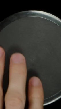 Dikey video. Dolly, sporcular için beyaz kreatin tozu dolu bir konteynıra yaklaş ve bir kaşık dolusu....