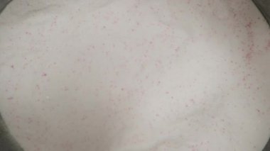 Beyaz pudra kutusuna atılmış ve vidalanan kaşığı ölçmek. Dolly Kaydırıcı, Yakın plan.