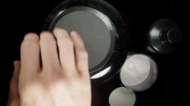 Üst Manzara, masada bir sürü katkı maddesi ve spor ürünü, bir kaşıkla protein tozunu karıştırmak. Dolly Kaydırıcı, Yakın plan.