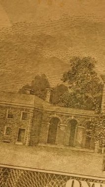 Dikey video. Independence Hall 'dan 100 Dolarlık Macro İncelemesi Yaşlanan Işığın Altında.