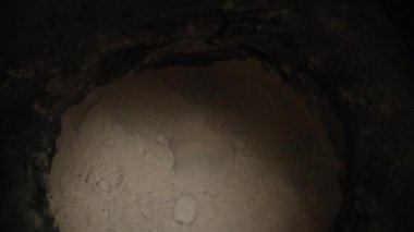 Sarı Ölçülü Kaşık Protein tozunun kavanozuna atıldı, Dolly Kaydırıcı, Yakın çekim.