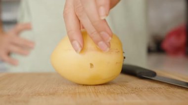 Kadın Pepino Meyvesini Kesme Kurulunda Döndürüyor, Hangi Tarafın Kesileceğini İnceleniyor.